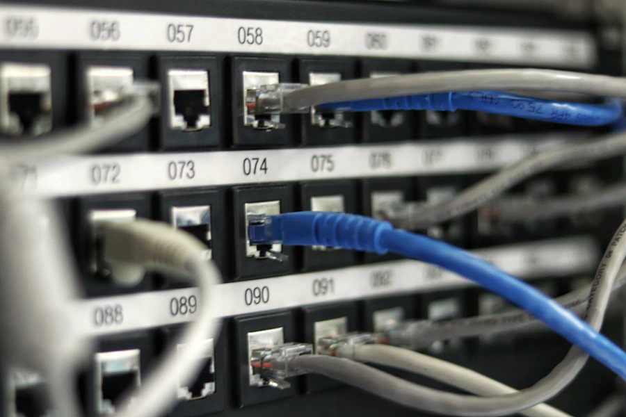 Fileiras de servidores iluminadas em um data center
